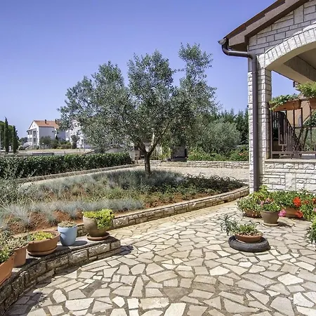 Διαμέρισμα With Parking Space Valbandon, - 23745