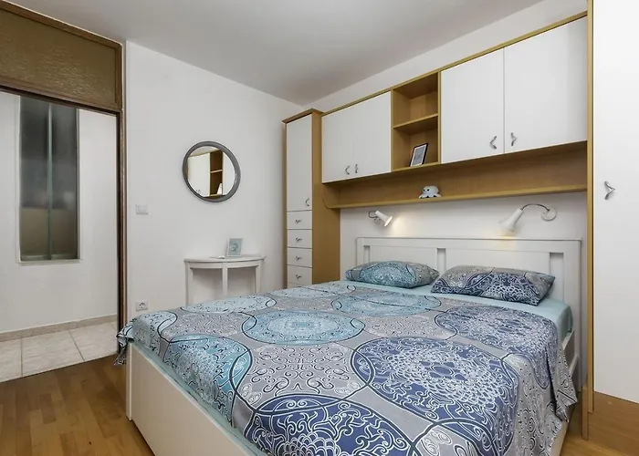 Διαμέρισμα With Parking Space Valbandon, - 23745 *